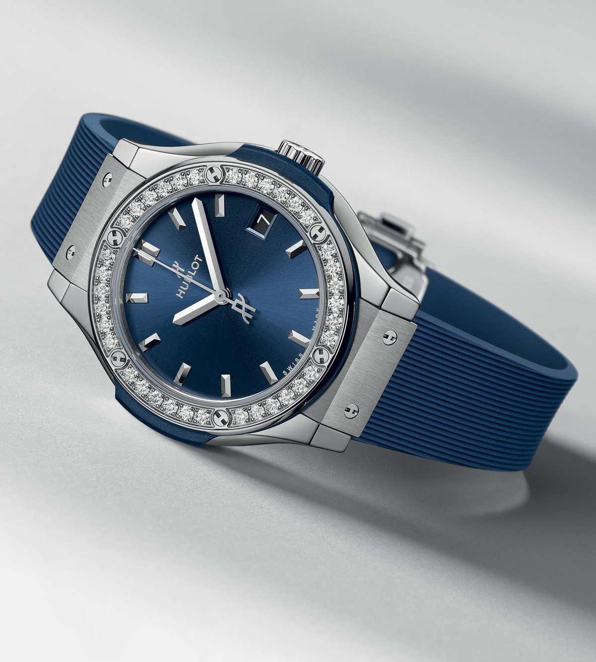 CLASSIC FUSION TITANIUM BLUE DIAMONDS 33 MM