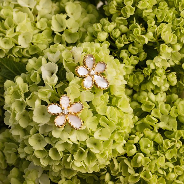 Roberto Coin JASMINE EARRINGS WITH DIAMONDS AND MOTHER OF PEARL
