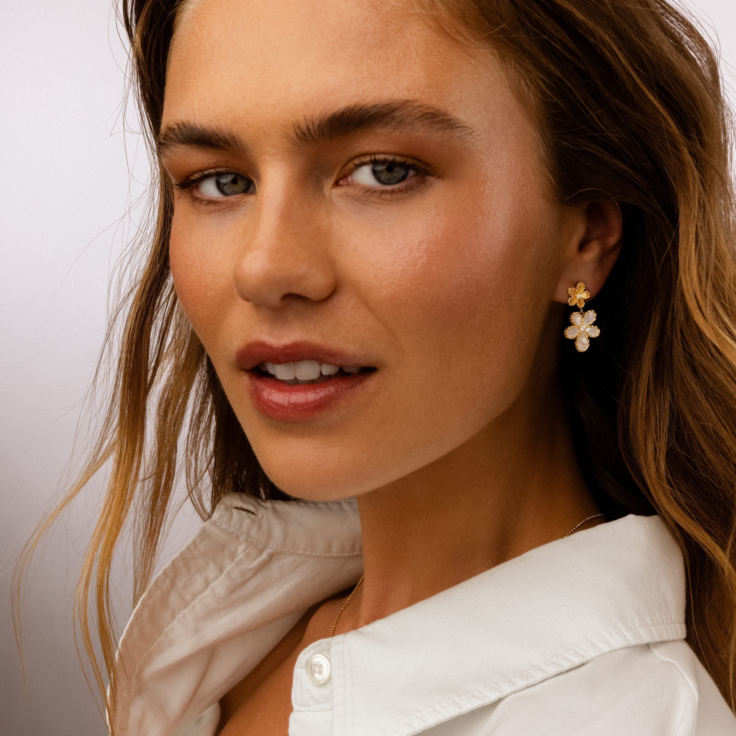 JASMINE EARRINGS WITH DIAMONDS AND MOTHER OF PEARL