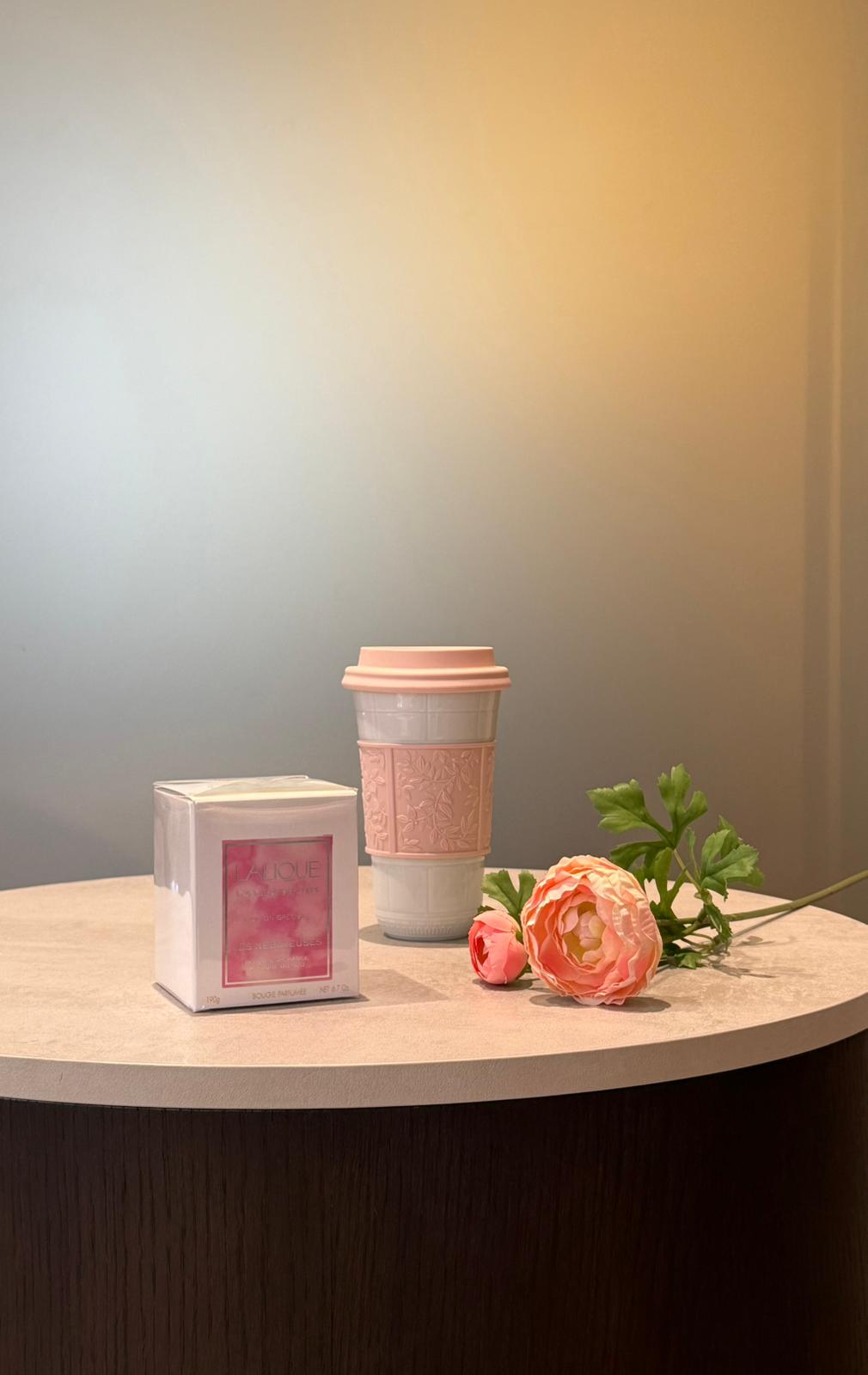 Lalique LES NÉBULEUSES CANDLE & LOUVRE PINK NOMAD MUG SET