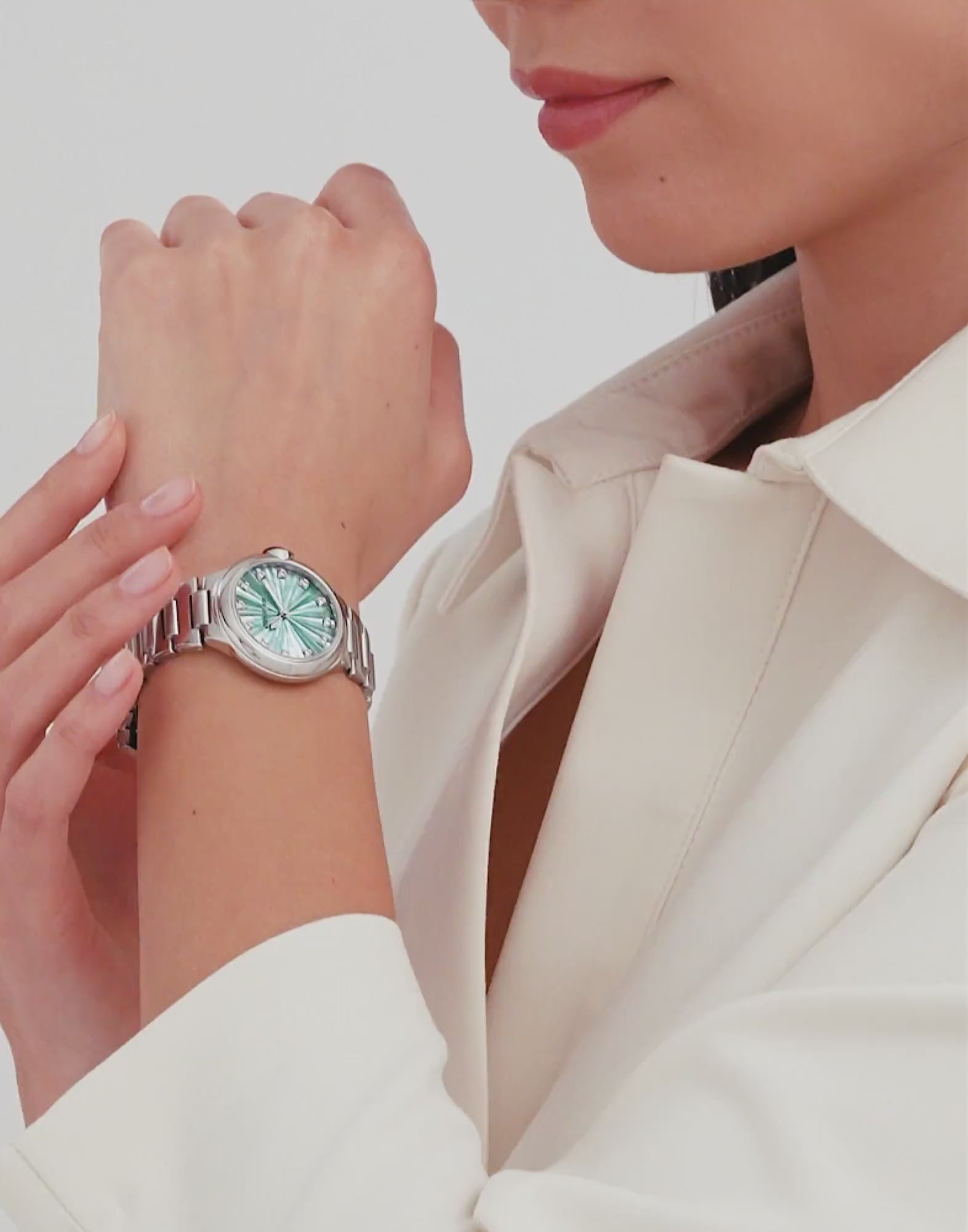 Load video: Bulgari LVCEA 33MM