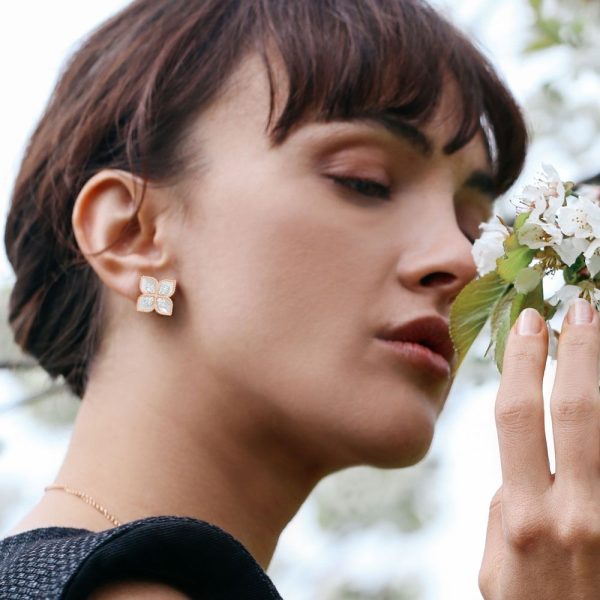 Boucles d'oreilles Princesse Fleur avec Diamants et Nacre Roberto Coin